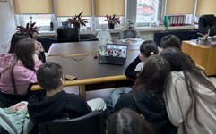 Organizovane ciljane konsultacije o lokalnim pitanjima u oblasti prava deteta sa učeničkim parlamentima, roditeljima, OCD, medijima